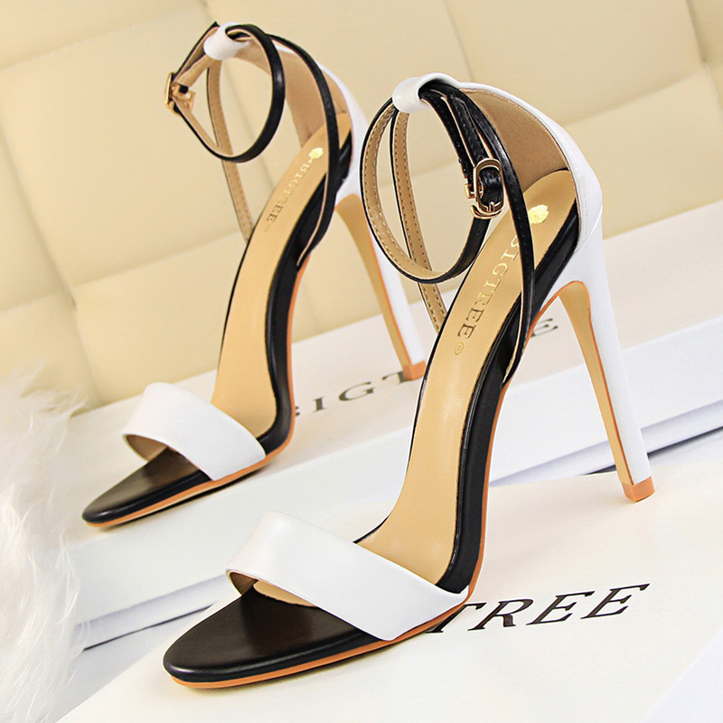 รองเท้าส้นสูงหนังสีดำขาวแบบเรี - Casual Sandal Leather บทวิจารณ์และราคา